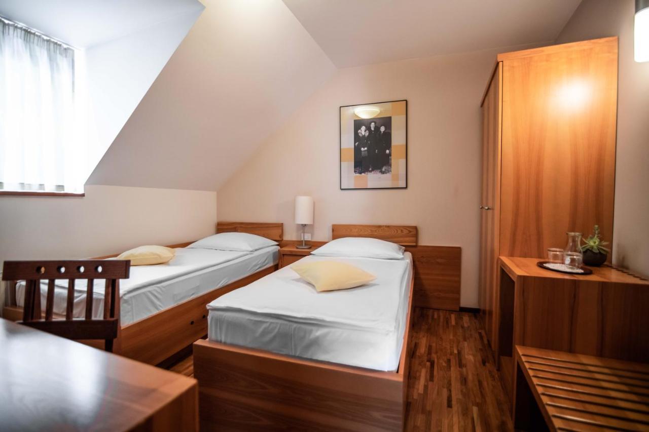 Hotel Dvor Jezersek Brnik Cerklje na Gorenjskem Eksteriør bilde