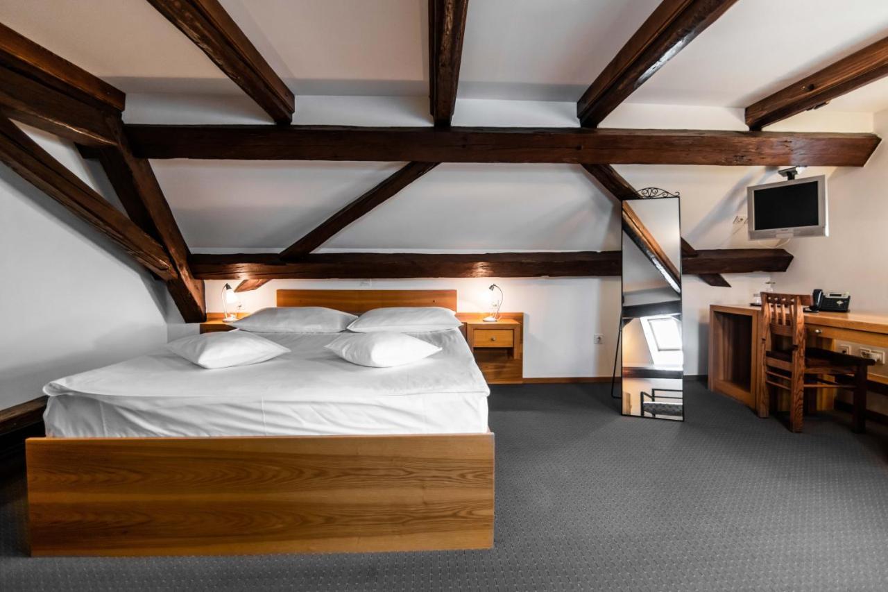 Hotel Dvor Jezersek Brnik Cerklje na Gorenjskem Eksteriør bilde