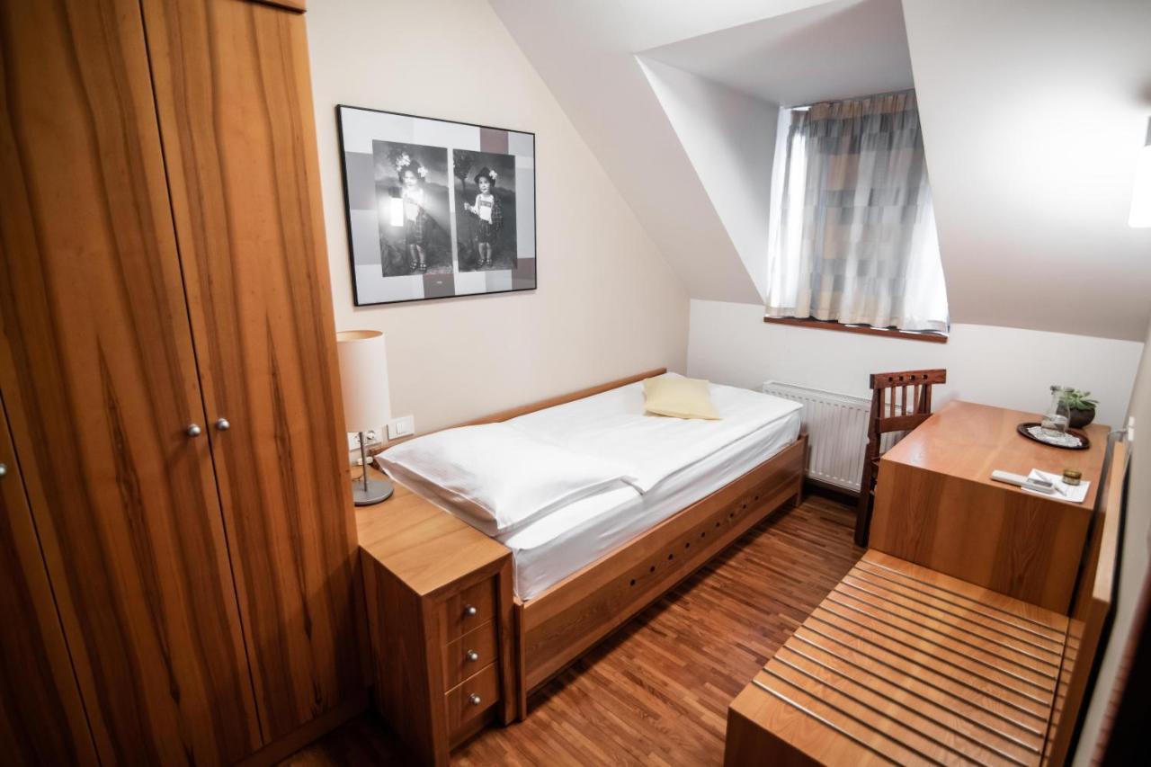 Hotel Dvor Jezersek Brnik Cerklje na Gorenjskem Eksteriør bilde