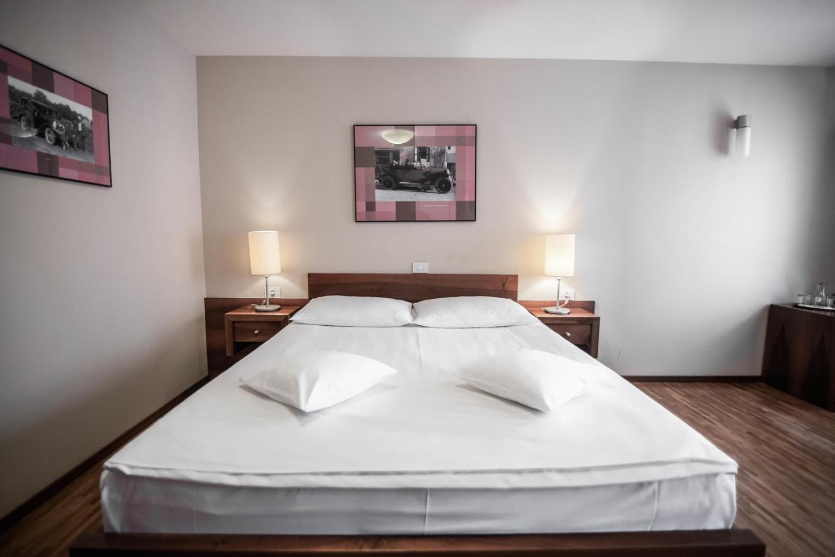 Hotel Dvor Jezersek Brnik Cerklje na Gorenjskem Rom bilde
