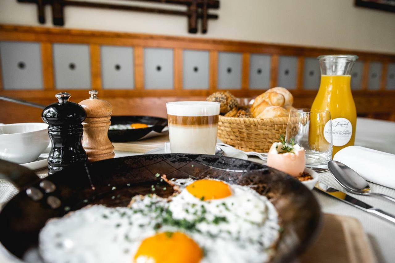 Hotel Dvor Jezersek Brnik Cerklje na Gorenjskem Eksteriør bilde