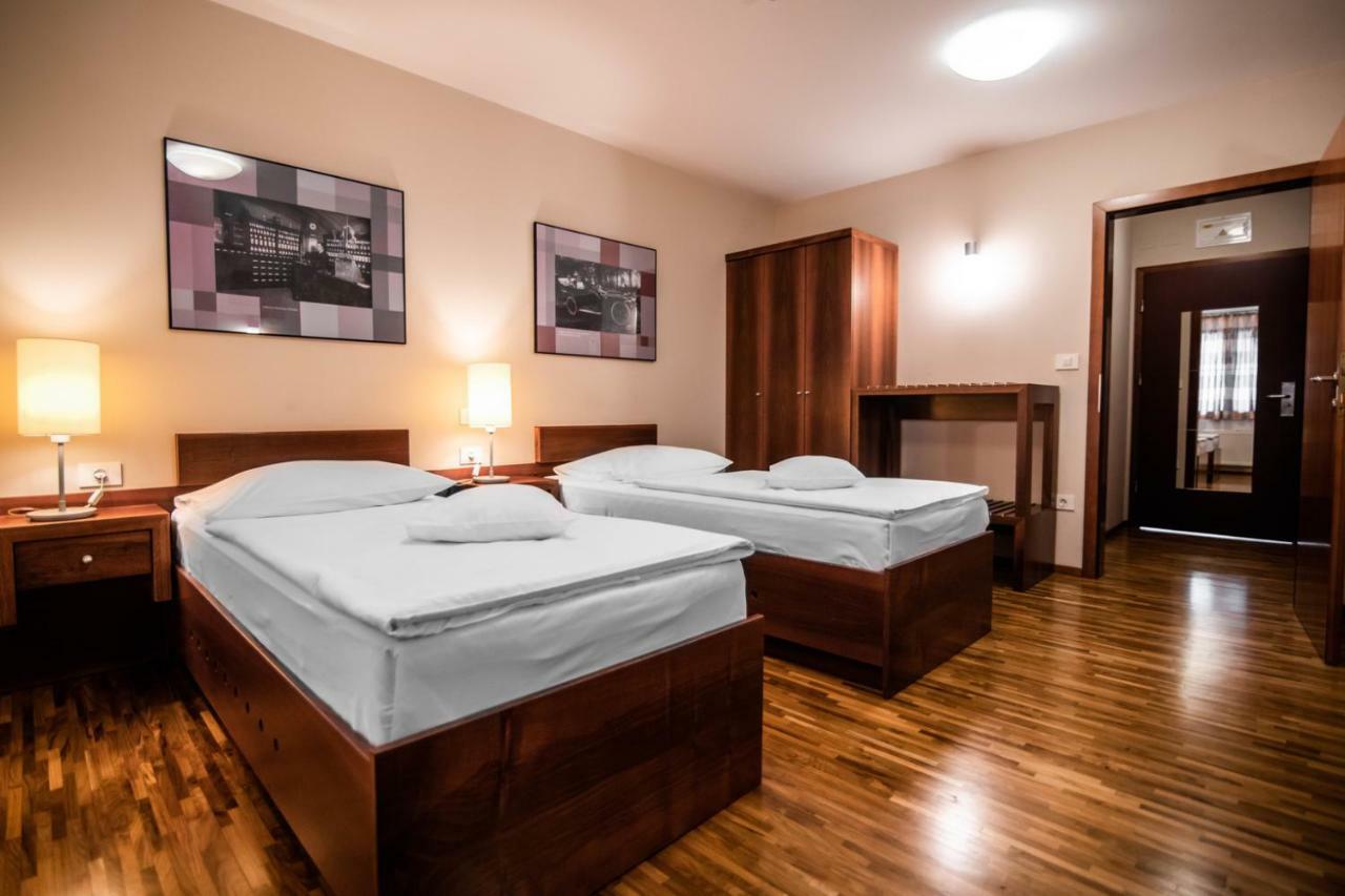 Hotel Dvor Jezersek Brnik Cerklje na Gorenjskem Eksteriør bilde