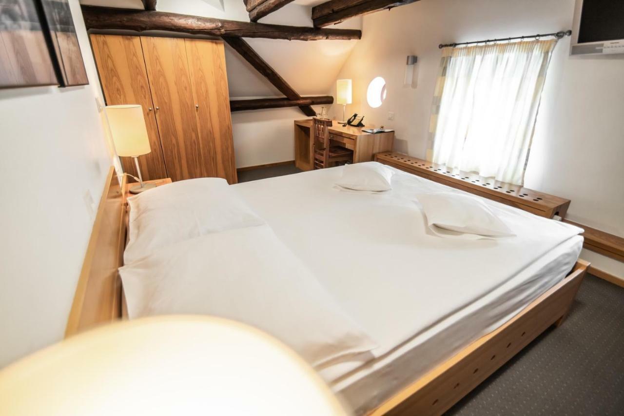 Hotel Dvor Jezersek Brnik Cerklje na Gorenjskem Eksteriør bilde